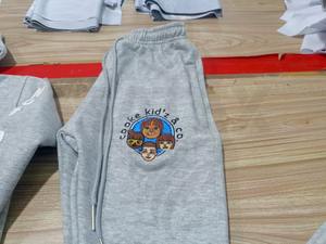 Conjunto de Sudadera con Capucha y Pantalones Deportivos Personalizados OEM, Estilo Urbano, con Parches Desgastados, Traje Deportivo Vintage para Hombre, 100% Algodón - Product Image 5