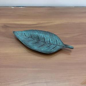 Bandeja Decorativa Moderna de Aluminio con Diseño Artesanal en Forma de Hoja con Revestimiento para Uso en Mesa TR622 - Product Image 4
