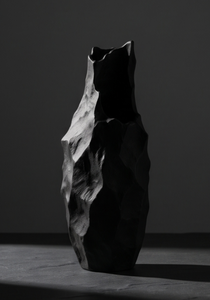 Vase d'art métallique noir de qualité supérieure, surface sculptée irrégulière, élégant support à fleurs pour centres de table de mariage et événements - Product Image 2