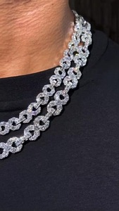 Cadena de Joyería de Eslabones Cubanos de Moissanita en Oferta, Collar Premium para Fiestas y Eventos Casuales, Disponible para la Venta - Product Image 2