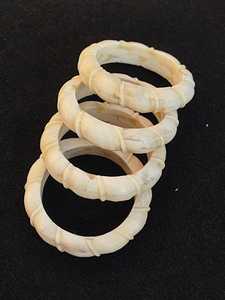 Brazalete de Hueso Tallado, Forma Circular, Joyería Artesanal Natural, Hecho a Mano, Pulido, Tono Blanco Marfil - Product Image 4