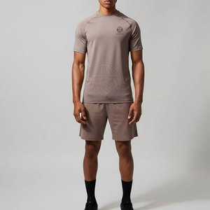 Conjunto de camiseta y pantalones cortos para gimnasio para hombre moderno, material ligero y transpirable, perfecto para fitness y entrenamiento deportivo. - Product Image 2