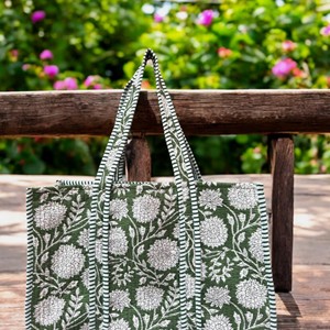 Sac fourre-tout en toile vert floral matelassé et fait main avec poignées rayées, ouverture supérieure, idéal pour le shopping et les activités de plein air - Product Image 6
