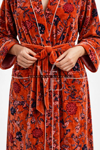 ชุดกิโมโนกำมะหยี่สีส้มไหม้ลายดอกไม้สุดหรูสำหรับผู้หญิง งานแฮนด์เมด ชุดคลุมลำลองสำหรับใส่ตอนเช้าช่วงฤดูร้อน คอวี - Product Image 4