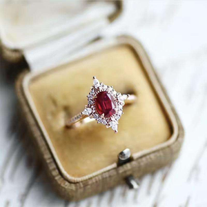 Anillo de Compromiso de Alta Calidad con Rubí Rojo de Corte Ovalado y Diamante Moissanita, Anillo de Boda con Halo, Regalo Elegante, Joyería de Moda Nupcial - Product Image 4
