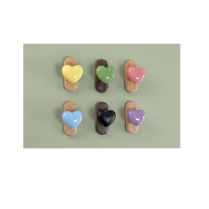 Ganchos de pared en forma de corazón, perchero de madera, diseño moderno, acabado brillante, para guardar ropa detrás de puertas o en paredes - Product Image 1