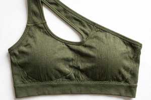 Ensemble de sport pour femme : Soutien-gorge de sport côtelé sans couture antibactérien dos nageur et short taille haute, avec logo frontal, vert olive, pour le yoga et les activités sportives - Product Image 4