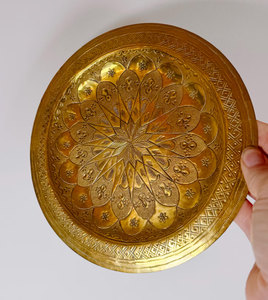 Assiette de service ronde en métal doré gravé à la main, style oriental, pour mariage et événements, motif floral, solide et sécurisée - Product Image 5