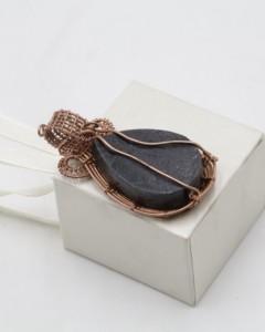 Pendentif en améthrine en forme de poire enveloppé de fil de cuivre |   Bijoux faits à la main en améthyste naturelle |   Pendentif en cristal de guérison taille unique - Product Image 2