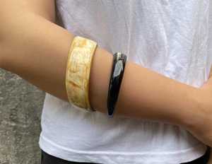 Brazalete de Cuerno de Búfalo Hecho a Mano, Moderno y Ecológico, Pulido, con Patrón Natural, Ancho, para Regalo de Boda, ZONA DE ARTESANÍA - Product Image 3