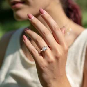 Anillo de Compromiso de Moissanita con Corte Princesa de 1 Quilate, Chapado en Oro de 14K, Engaste de Puntas, Anillo Solitario de Plata de Ley Sólida - Product Image 3