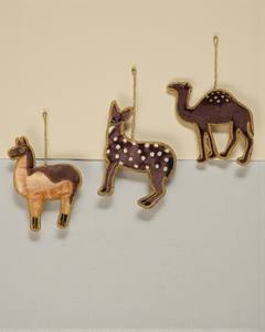 Ensemble de décorations murales et suspendues Zari faites à la main sur le thème des animaux du désert – Chameau, cerf et lama brodés - Product Image 2