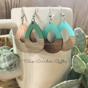 Pendientes colgantes de resina de madera ecológicos personalizados con el mejor diseño, joyería de Navidad hecha a mano bonita para moda festiva - Product Image 1