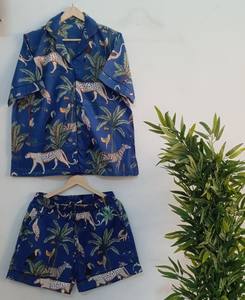 Conjunto de pijama 100% algodón con estampado serigrafiado y camisa con botones para mamá e hijos. - Product Image 5