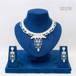 MOLL JEWELLERS - Conjunto de Collar y Pendientes Florales de Aleación de Zinc Chapado en Oro de 24K con Circones, para Regalo de Boda para Mujer - Tercera Marca - Product Image 1