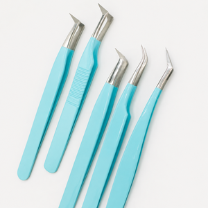Pince à épiler professionnelle de précision avec pointes en acier inoxydable angulées, poignées lisses, emballage personnalisé pour extensions de cils et salons de beauté - Product Image 1