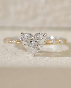 Anillo de compromiso/boda unisex de lujo con diamante talla corazón de oro amarillo de 14k con engaste de rodio y circonitas cultivadas en laboratorio IGI para aniversario - Product Image 1