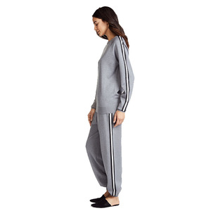 Survêtement gris personnalisé avec fermeture éclair, col rond, coupe ample, taille élastique et poches latérales - Product Image 3