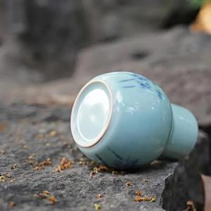 Jarrón de Cerámica Artístico con Esmalte Azul Suave, Detalle Floral Pintado a Mano, Diseño Compacto para un Elegante Acento Decorativo en el Hogar - Product Image 6