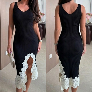 Robe midi côtelée Seraphina à ourlet en dentelle avec guipure festonnée, Robe midi en maille asymétrique à fente The Ivy - Product Image 2