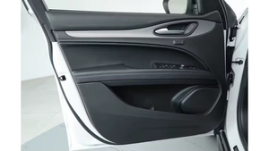 Alfa Romeo Stelvio Sprint 2025 d'occasion en excellent état, transmission intégrale, moteur turbo, boîte automatique, pneus R18, intérieur cuir, régulateur de vitesse adaptatif, jantes en alliage d'aluminium, électrique - Product Image 3