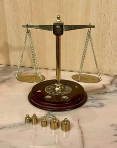 Balance de précision vintage en laiton avec poutre gravée ornée, base en bois et poids en laiton – Balance d'apothicaire antique décorative - Product Image 1