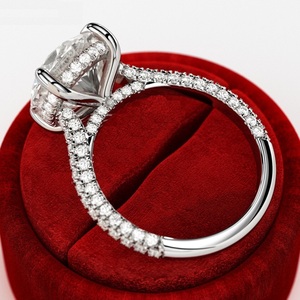 Bague de fiançailles de luxe en diamant de laboratoire brillant de 5 carats, avec bande pavée 3D, halo caché, sertissage cathédrale, 6 CTW, CVD, Or F 14k/18k - Product Image 2
