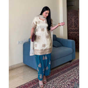 Salwar Kameez de Seda de Diseñador para Fiesta, Conjunto de Top y Pantalón con Dupatta, con Bordado Intenso, Aspecto Elegante - Product Image 2