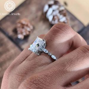Bague de fiançailles en moissanite taille coussin plaqué or et argent Charm Jewells, sertie de griffes, certifiée IGI, style fleur classique vintage - Product Image 5