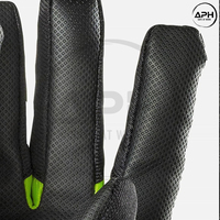 Gants antidérapants haute visibilité avec points de repère sur les doigts et fermeture auto-agrippante au poignet pour la manipulation de composants industriels