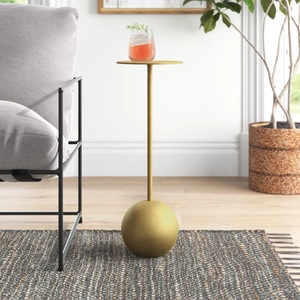 Mesa de Centro Esculpida en Oro con Base Esférica, Base Delgada y Tapa Redonda, un Elemento Decorativo Compacto y de Lujo para Interiores Modernos y Bares - Product Image 1