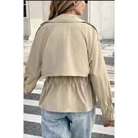 Veste trench courte à cordon de serrage ou parka utilitaire cintrée, style streetwear contemporain, décontracté chic, col inspiré du trench classique