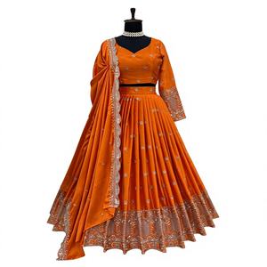 Lehenga Choli moderne avec tissu en soie satinée, design réversible, séquences jusqu'à la taille 44, intérieur de mariage - Product Image 1