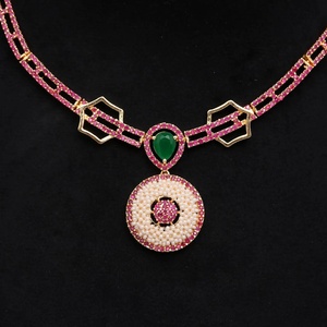 Conjunto de Collar de Perlas, Rubíes y Esmeraldas, Chapado en Oro de 22K, Joyería Nupcial, Conjunto de Collar de Boda Tradicional Rojo, Verde y Blanco - Product Image 2