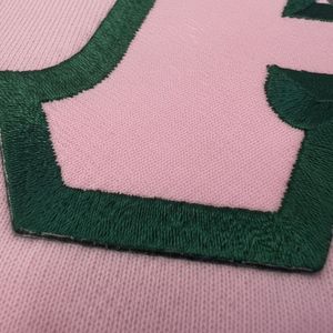 เสื้อฮู้ดปักลายผ้าทวิลสีชมพูแบบกำหนดเอง ตัวอักษรสีเขียวป่า ผ้าฟลีซแบบสวมหัว ยูนิเซ็กซ์ เสื้อผ้าชมรมกรีก รับผลิตแบบ OEM ODM - Product Image 6