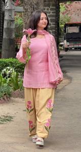 Ensemble pantalon rose brodé pour femme, pantalon ample à jambes larges, haut à col carré, tenue décontractée - Product Image 5