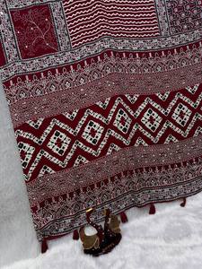 Nouvelle collection de saris de créateurs pour femmes en satin crêpe doux, avec magnifique imprimé Ajarakh, véritable travail de miroir et Latkan, pour fêtes et mariages, longueur cheville - Product Image 2