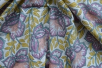Tissu en coton à motifs floraux violet et rose, fleurs audacieuses avec des contours turquoise et des feuilles moutarde, imprimé à la main en Inde, 80 GSM