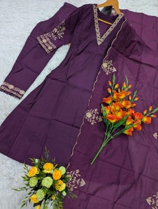 Conjunto de Kurta Morado Bordado para Mujer, Corte Holgado, Estilo Tradicional Indio-Pakistaní, Informal, de Rayón, Largo hasta el Tobillo, Elástico - Product Image 3