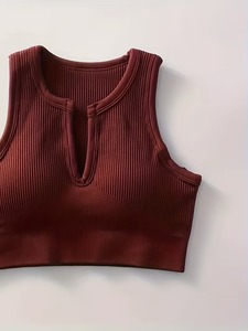 Débardeur de sport côtelé pour femme avec fente frontale, soutien-gorge de compression intégré, coussinets amovibles, idéal pour l'entraînement aérobie et la performance - Product Image 2