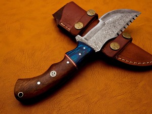 Cuchillo de Camping Personalizado Hecho a Mano con Borde Dentado, Acero de Damasco, Mango de Madera, Funda de Cuero, OEM/ODM Disponible - Product Image 4