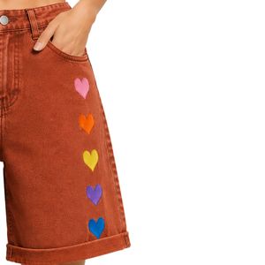 Shorts de mezclilla para mujer, color marrón óxido, con corazón arcoíris bordado, cintura alta, corte holgado informal, dobladillo enrollado, de algodón, moda de verano - Product Image 4