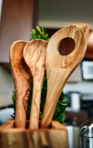 Ensemble de cuillères en bois d'olivier avec support, support à cuillères en bois fait main, ustensile de cuisine rustique pour organiser |   Idée de cadeau de pendaison de crémaillère - Product Image 2