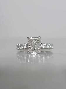 Bague de fiançailles en moissanite taille radiant plaquée or 14 carats avec sertissage à griffes, alliance pour femme, cadeau d'anniversaire, usage quotidien - Product Image 1