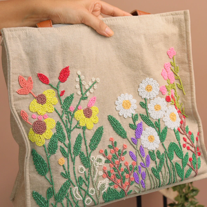 Sac fourre-tout bohème brodé pour femme avec bandoulière perlée par Whimsy Art Craft - Product Image 6