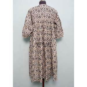 Robe midi trapèze florale élégante faite main vintage pour événement formel, col en V, pompons, 100 % coton, écologique, glamour, style côtier - Product Image 6