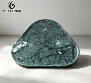 Plateau de service en marbre RICO GLOBAL, vert poli, forme triangulaire, design élégant pour usage résidentiel - Product Image 1