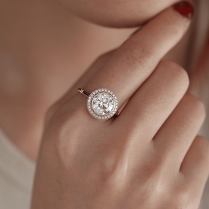 Bague de fiançailles style Art Déco en or jaune avec diamant de laboratoire taille ancienne européenne de 2,5 carats, halo serti clos et bande sculptée à motif Migraine - Product Image 2