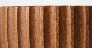 Bol à salade cylindrique côtelé en bois teinté noyer foncé avec cannelures verticales, plateau de présentation - Product Image 4