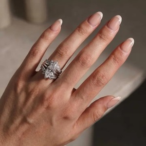 Anillo de Compromiso con Halo Oculto de Moissanita 925, Corte Marquesa de 4.0 Quilates, Chapado en Oro Blanco y Amarillo sobre Plata, 8.0x16.0mm, Color D, Claridad VVS - Product Image 3